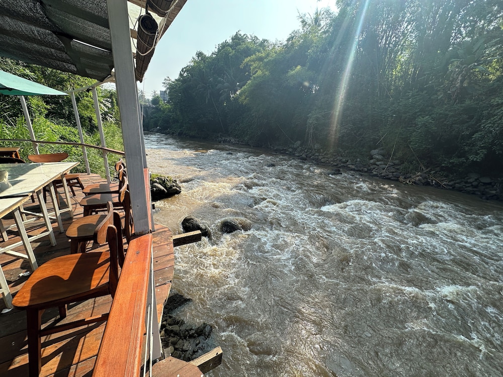 Puunee Wild River Resto & Villa's