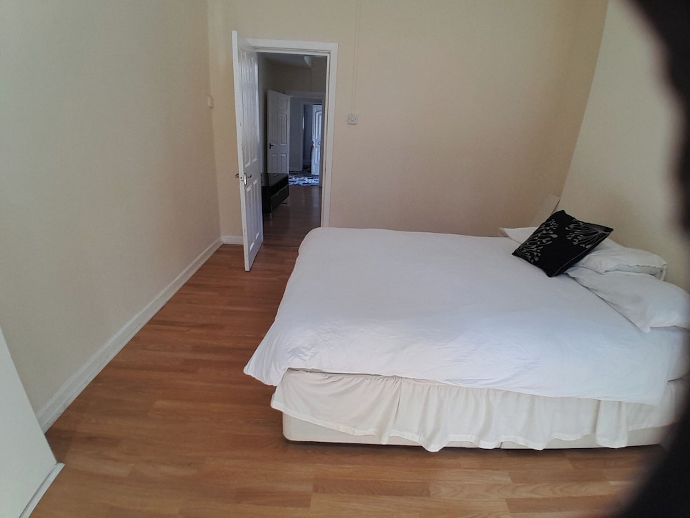 Blackpool - 1-bed Apartment - Sleeps 3 - Pets Allowed Smoking There is a Small Garden