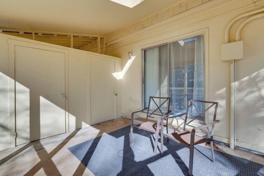 Chic Farmhouse, 3Mi to Lake-pet Friendly & Golfing