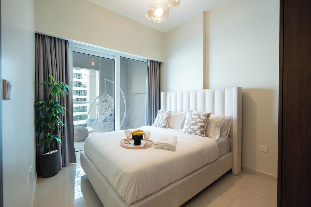 KeyRock - Chic 2BR Escape with Pool
