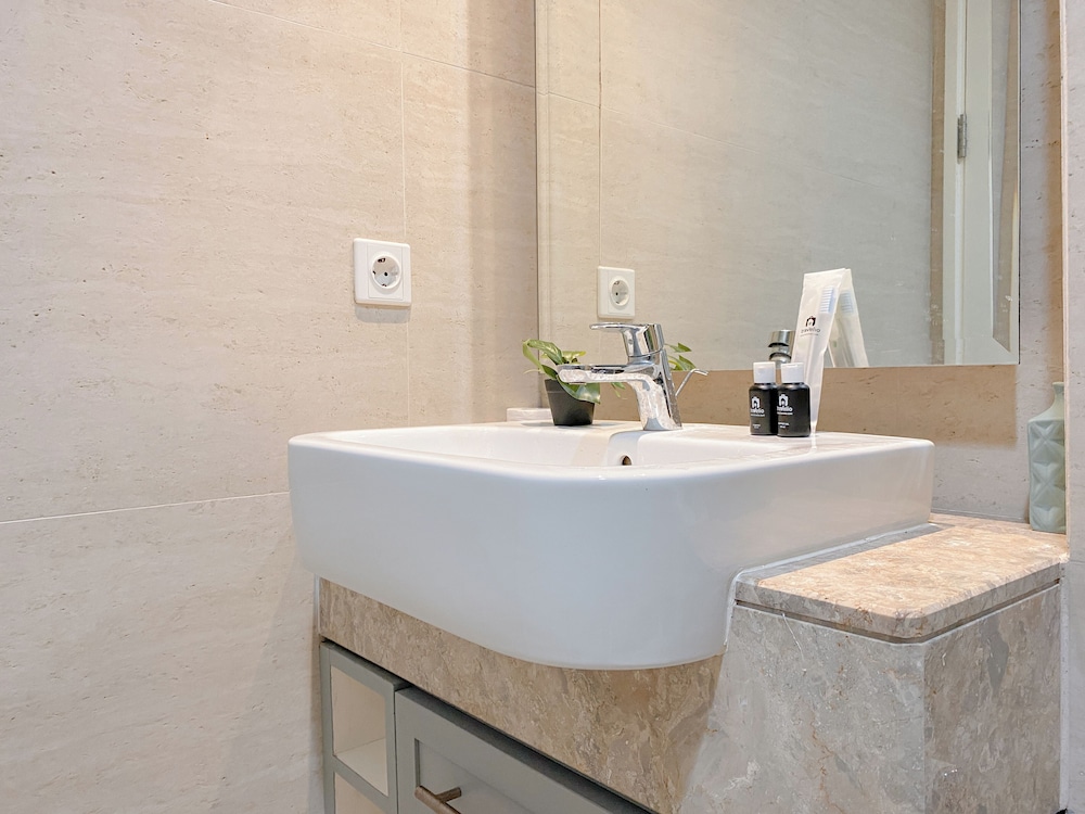Pleasant Studio Room At Gold Coast Apartment