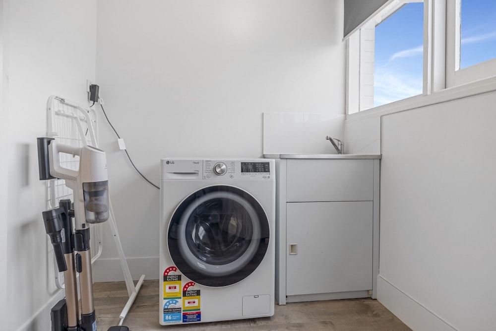 3-bed Campbelltown Stay With Private Balcony