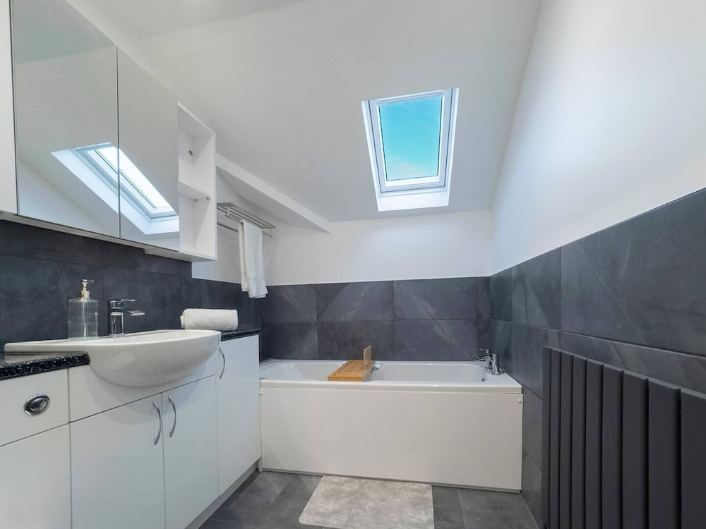 Elegant 2BR Broadstairs Coastal Escape by Adliv