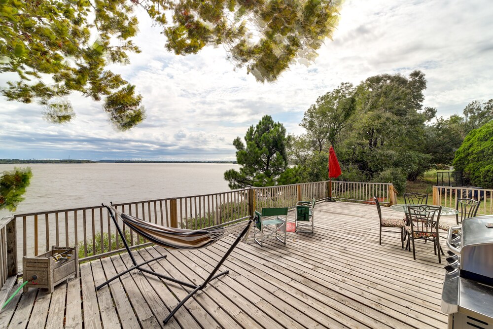 Pet-friendly Checotah Home w/ Deck & Lake Views!