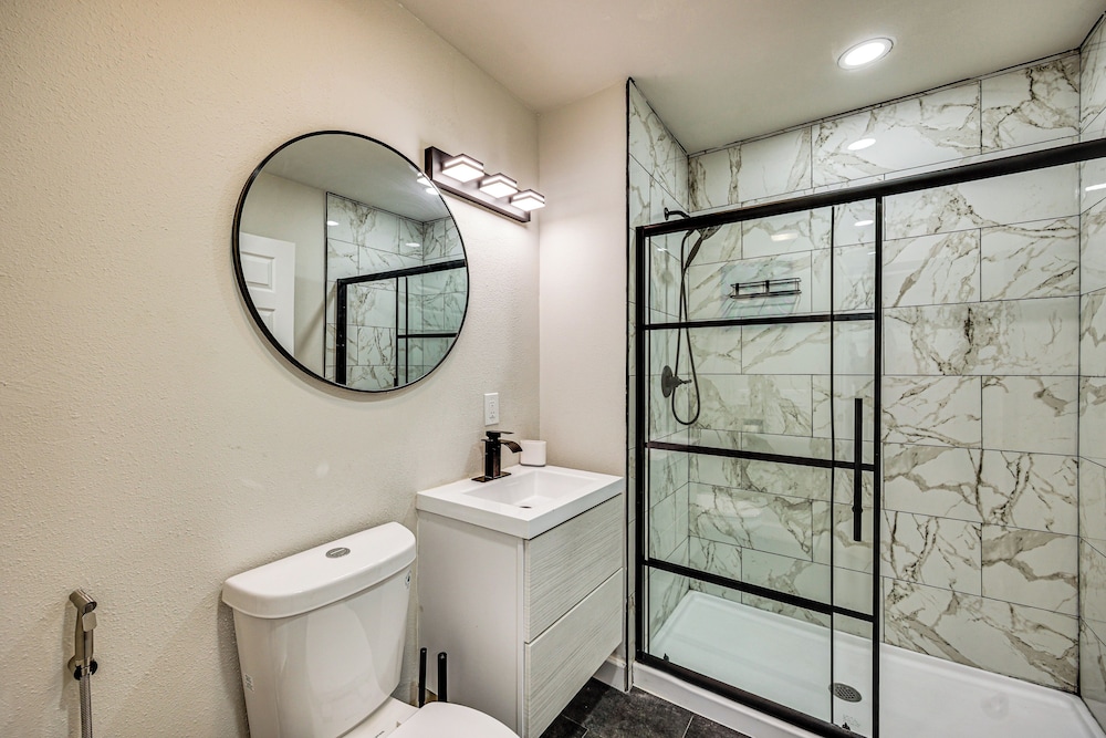 1 Mi to Puget Sound Shores: Modern Des Moines Apt!