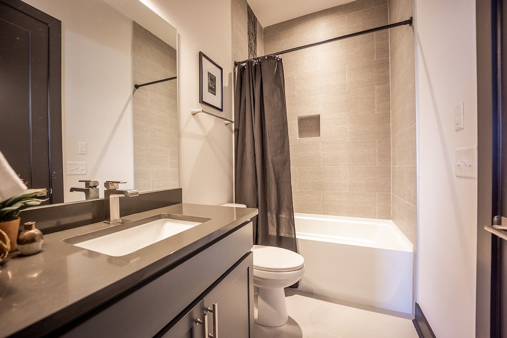 Heart of Gulch - 4 Min to Broadway - Designer Home