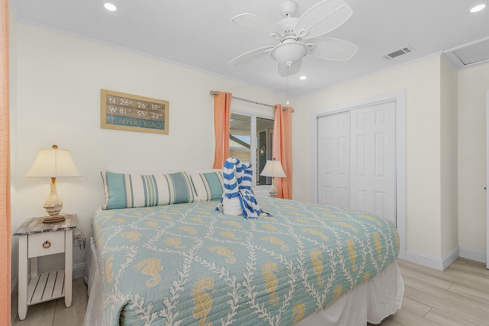 920 Bay Breeze Bungalow: Stunning Bay View Home W/ Heated Pool! 2 Bedroom Home