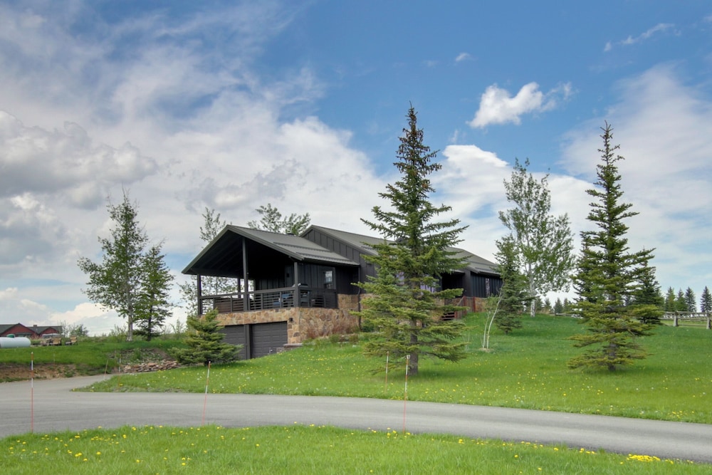 Stunning Gallatin Gateway Mountain Retreat! view 5