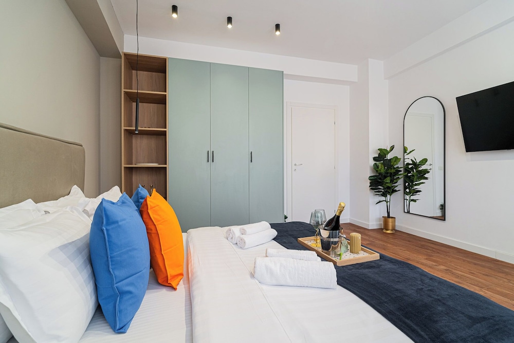 Playful & Trendy 2BR on Regina Elisabeta, Steps to Cismigiu Gardens | Bathtub & Boulevard Views