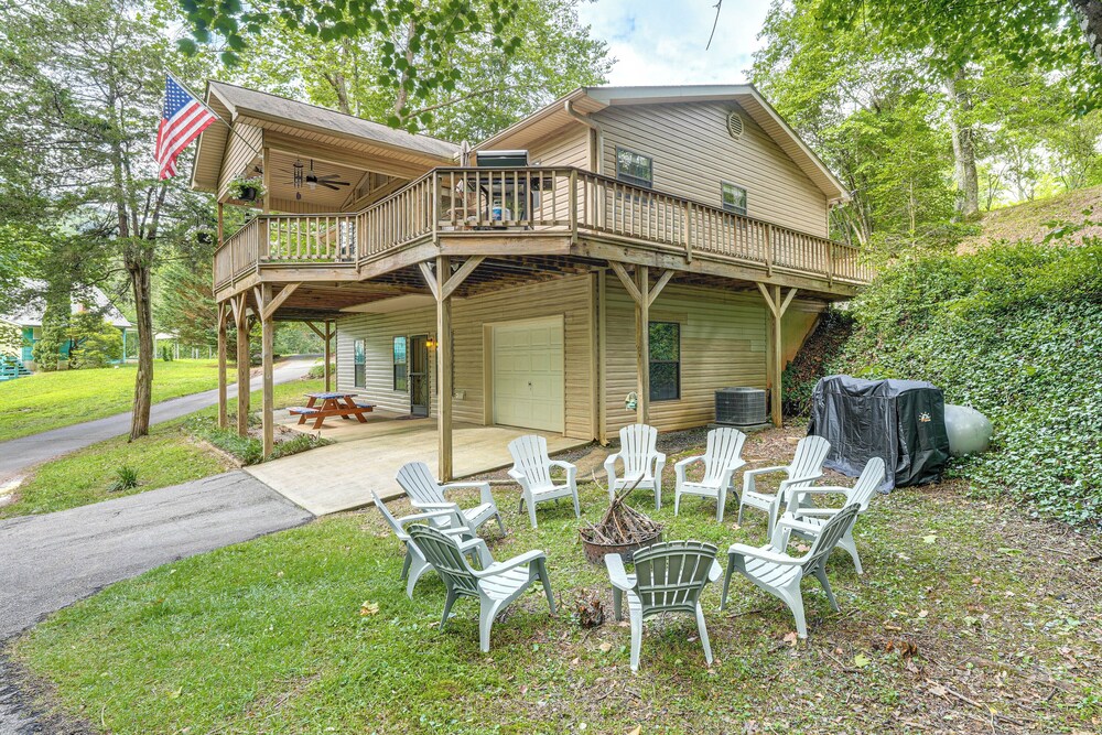 5 Mi to Dtwn Hiawassee: Creek-front Home w/ Deck