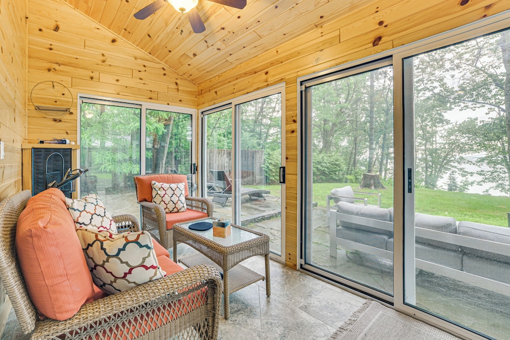 Sunroom, Dining Pavilion & More: Gem on Burt Lake!