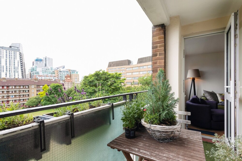 Lovely 2 Bed Apartment w Balcony nr River Thames