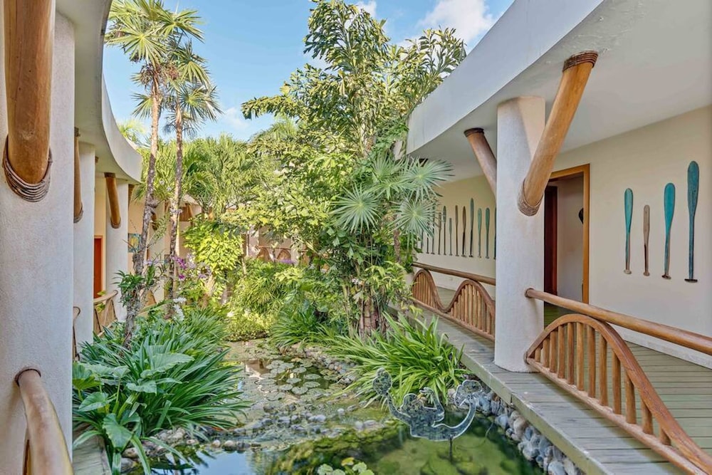 Dazzling Beachfront Villa With Swim-up Bar