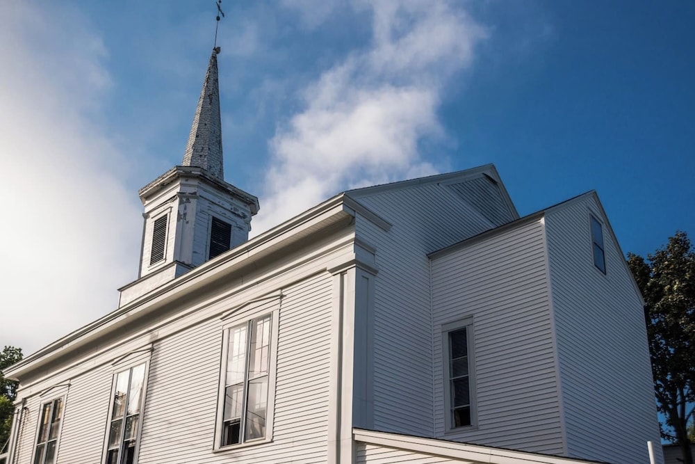 Cozy 2 BR by River- Crooked Steeple Hall