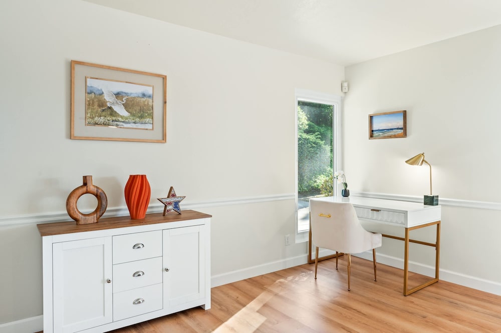 Spacious Retreat With Scenic Mountain Views