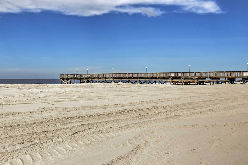 Steps to Beach: Indian Shores Condo w/ Balcony!