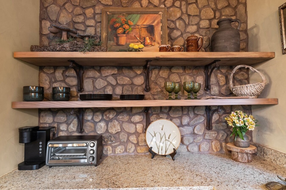 Woodsman Hobbit with Hot Tub & Fireplace