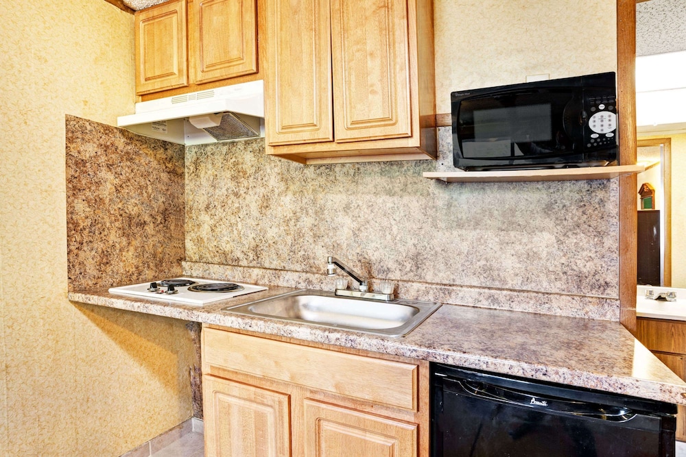 Detroit Vacations - Knights Inn Sterling Heights - Property Image 4