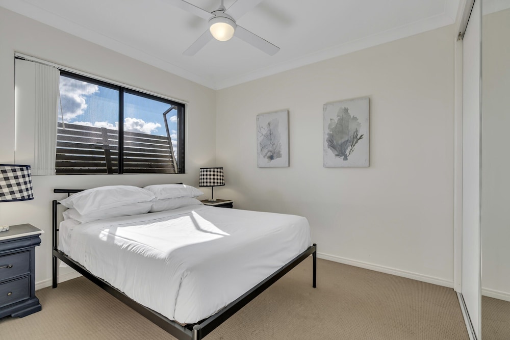 Bright 2-bed With Private Balcony & Serene View