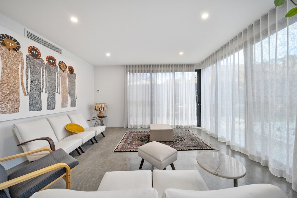 Luxurious 2-bed: Pool, Lift, Dining