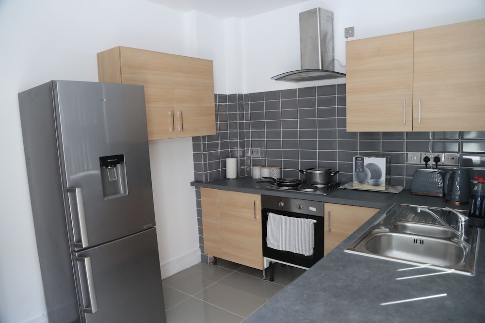 Apt - Sleeps 3 - Parking - Stn Close