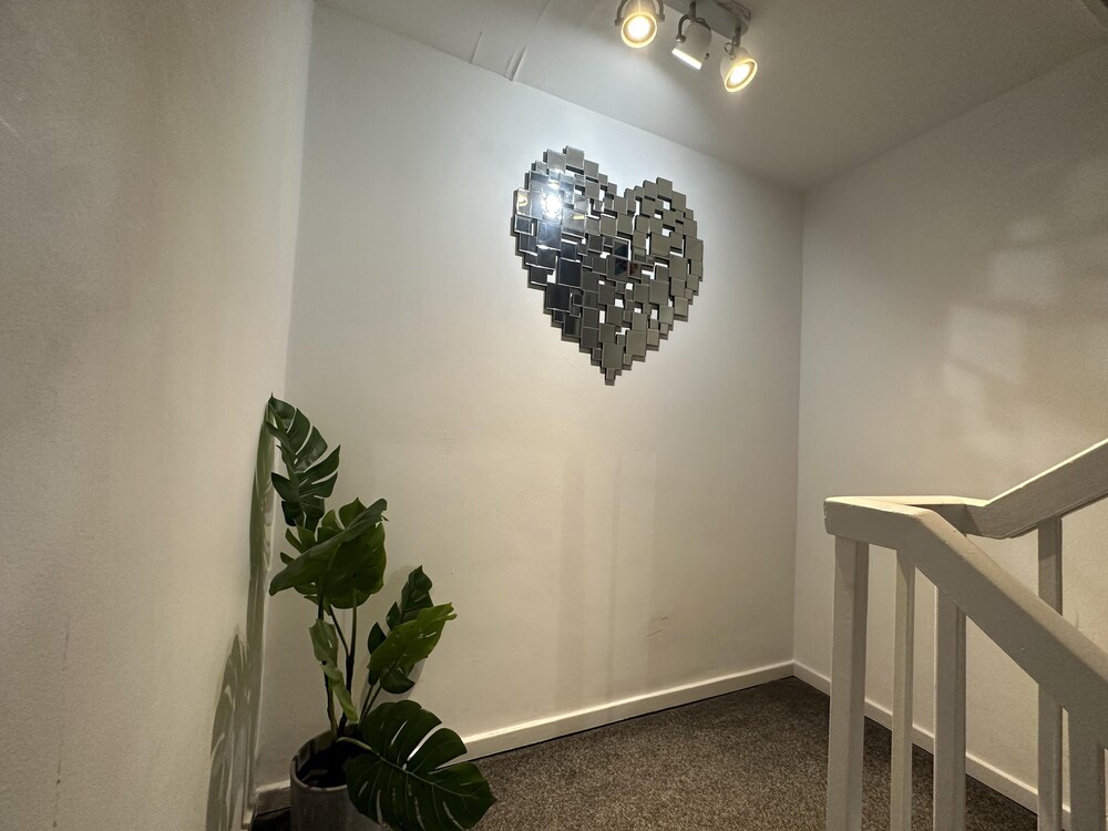 Gorgeous 4 Bedrooms, 5-baths House Central London