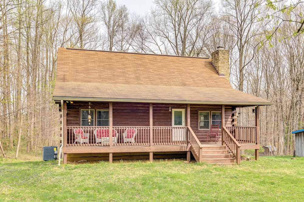 8 Mi to IU: Cabin w/ Reading Nook, Fire Pit & Yard