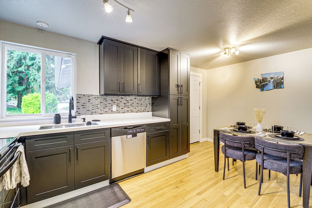 Walk to Lake Stevens: Duplex w/ Fire Pit!