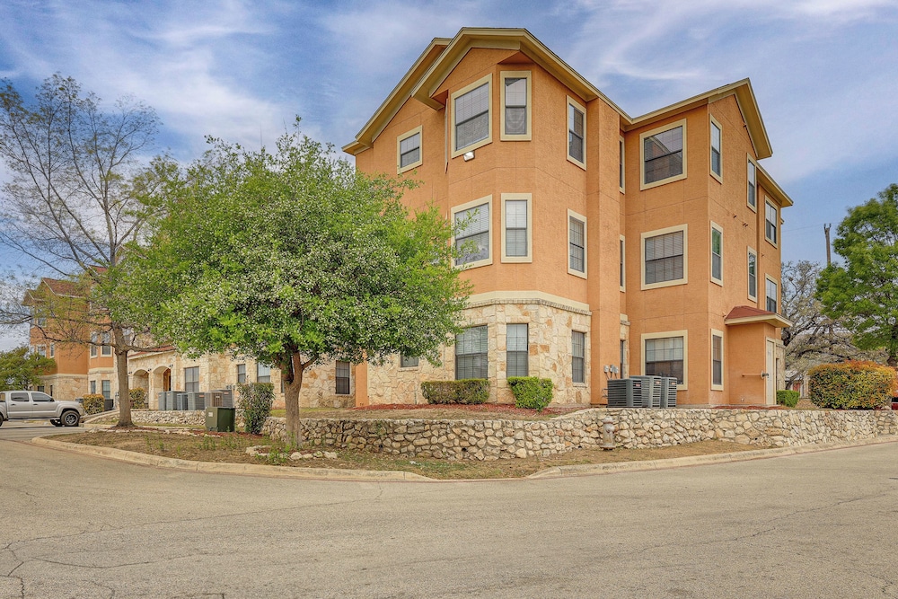 3 Mi to Hospitals: Stylish Condo in San Antonio!