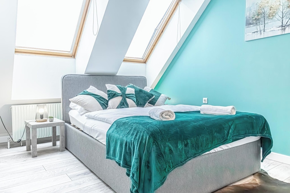 Stunning 12BR Floor For 24 People