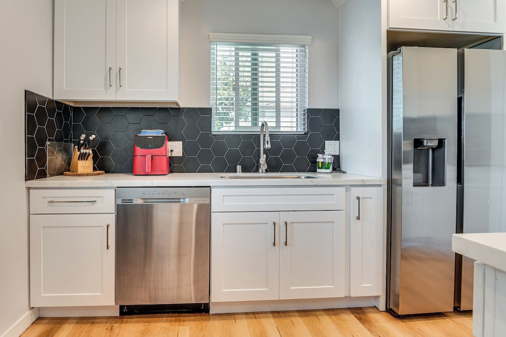 4 Mi to Sofi Stadium, Fenced Yard: Modern Retreat!
