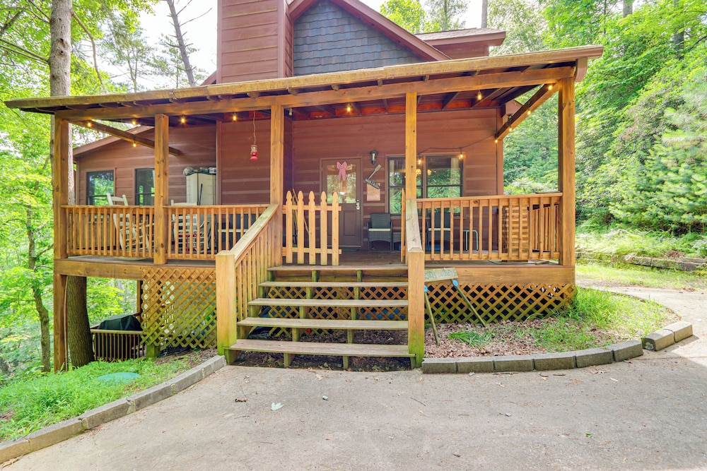 Pet-friendly Resort Cabin 5 Mi to Dtwn Ellijay!