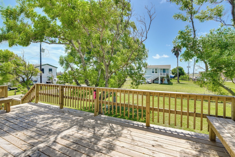 2 Mi to Public Beach: Pet-friendly Freeport Home!