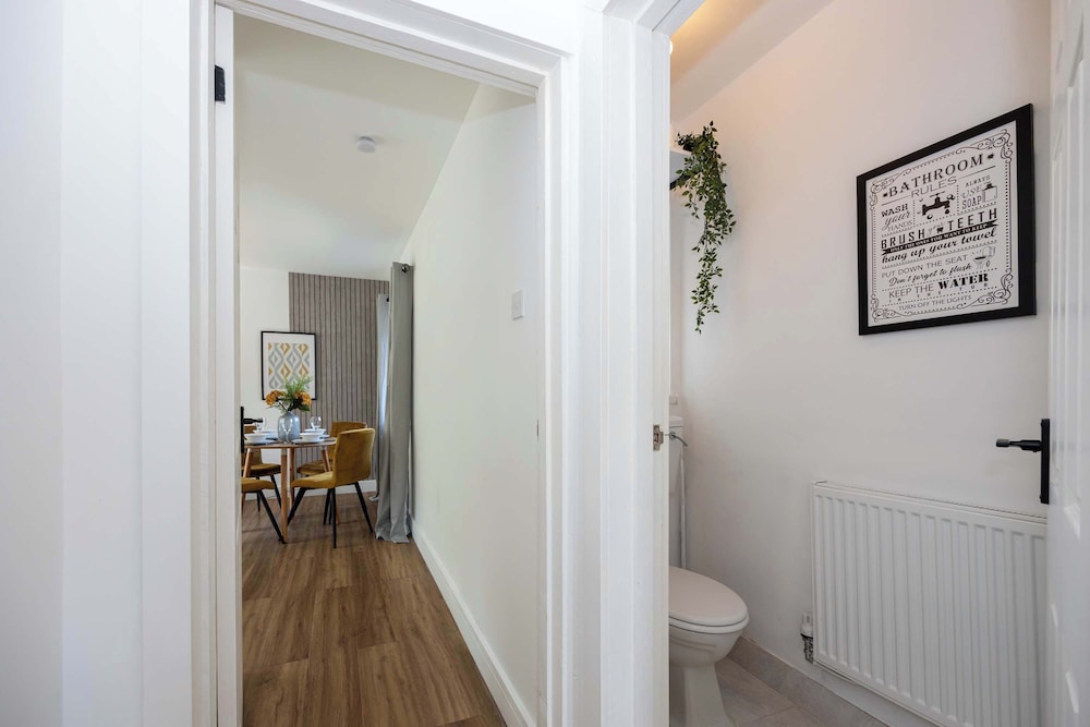 Spacious Apartment Near MCR Airport