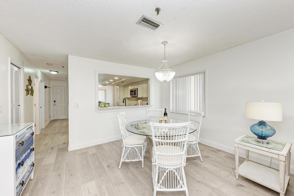 Absolute Paradise Ami-private Beach Access-water Views From Every Window-heated Pool- Walk To 14 Restaurants