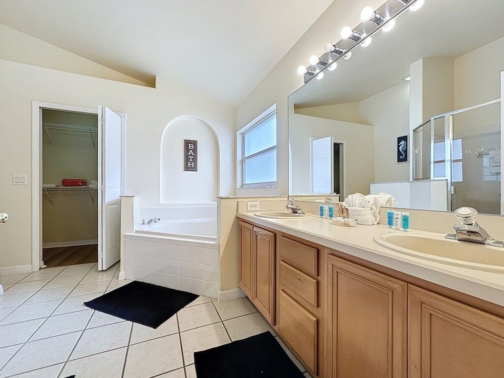 Incredible 4 Bed Pool/spa Home, Minutes To Disney 4 Bedroom Villa