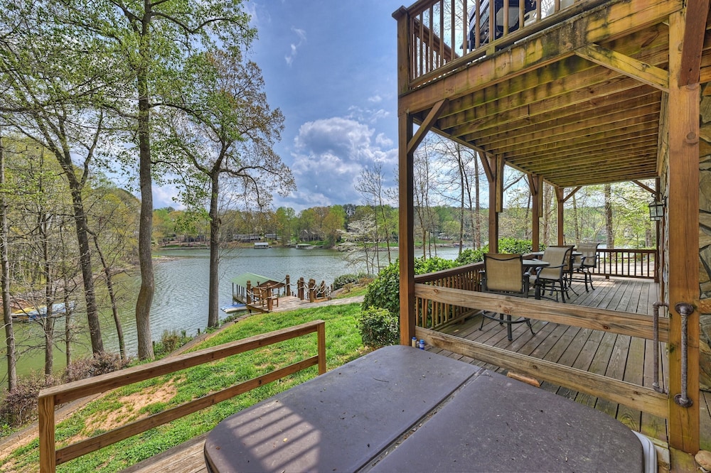 Lakeside Lodge by Avantstay Hot Tub Dock
