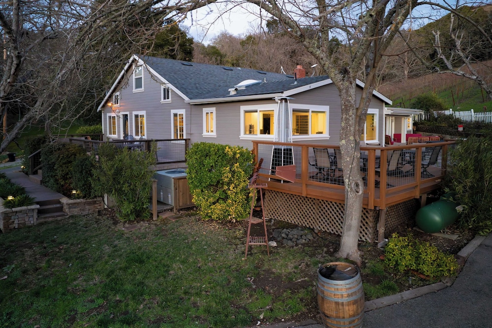 Luxury Wine Country Haven + Vineyard Views Near Top Wineries Adelaida Farmhouse