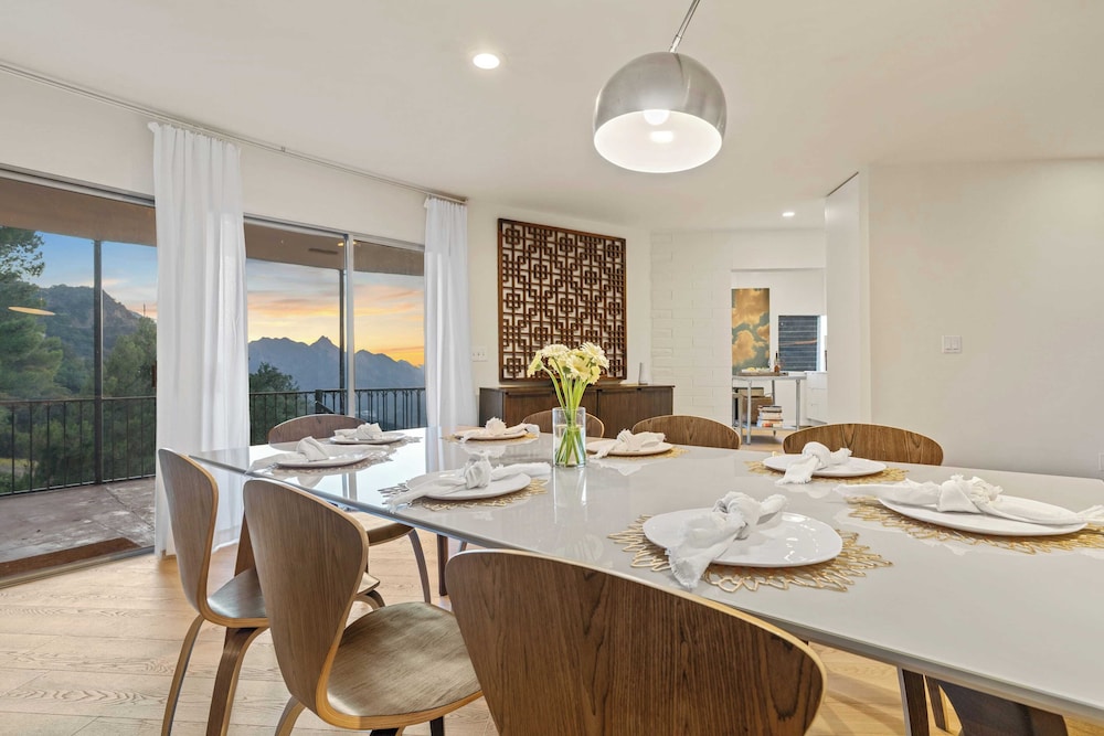 Sleeps 10, Luxe 2 Homes Malibu Hills Retreat Cielo Estate by Avantstay
