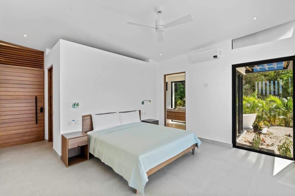 Luxurious Ultramodern Property with Private Suites, Infinity Pool, and Sweeping Ocean and Mountain Views
