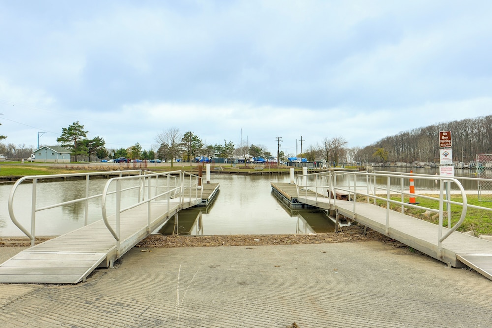 Walk to Marina: Home w/ Hot Tub in Mentor!