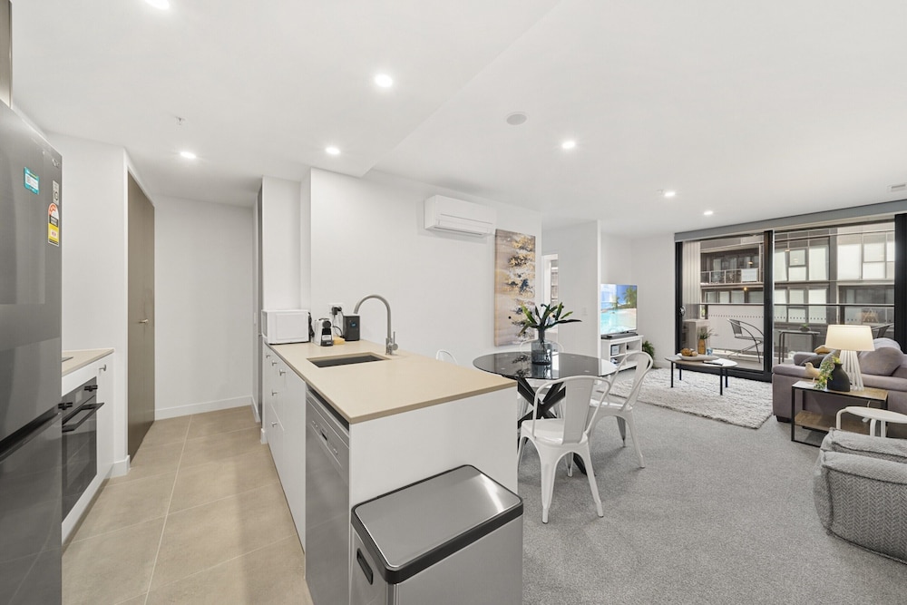 Phillip 2-bed: Chic Interiors, Amazing Amenities