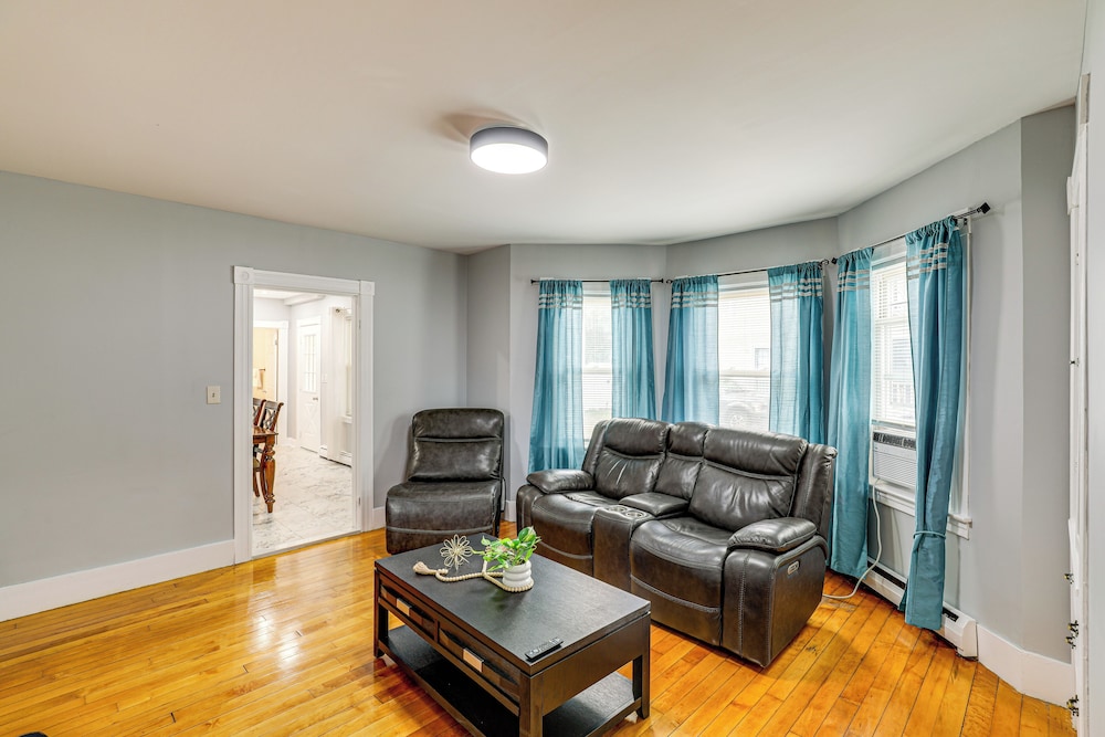 BBQ Ready: Historic Apt 3 Mi to Dtwn Manchester