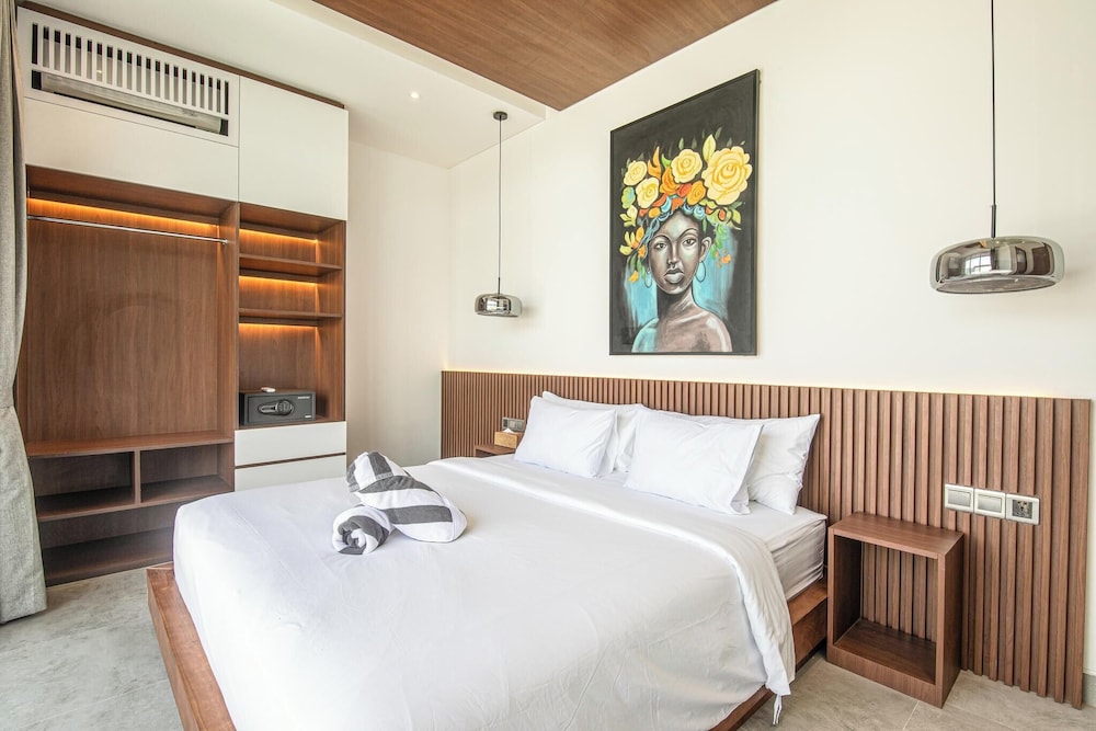 Tropical Elegance 5BR Canggu Villa Near Beach