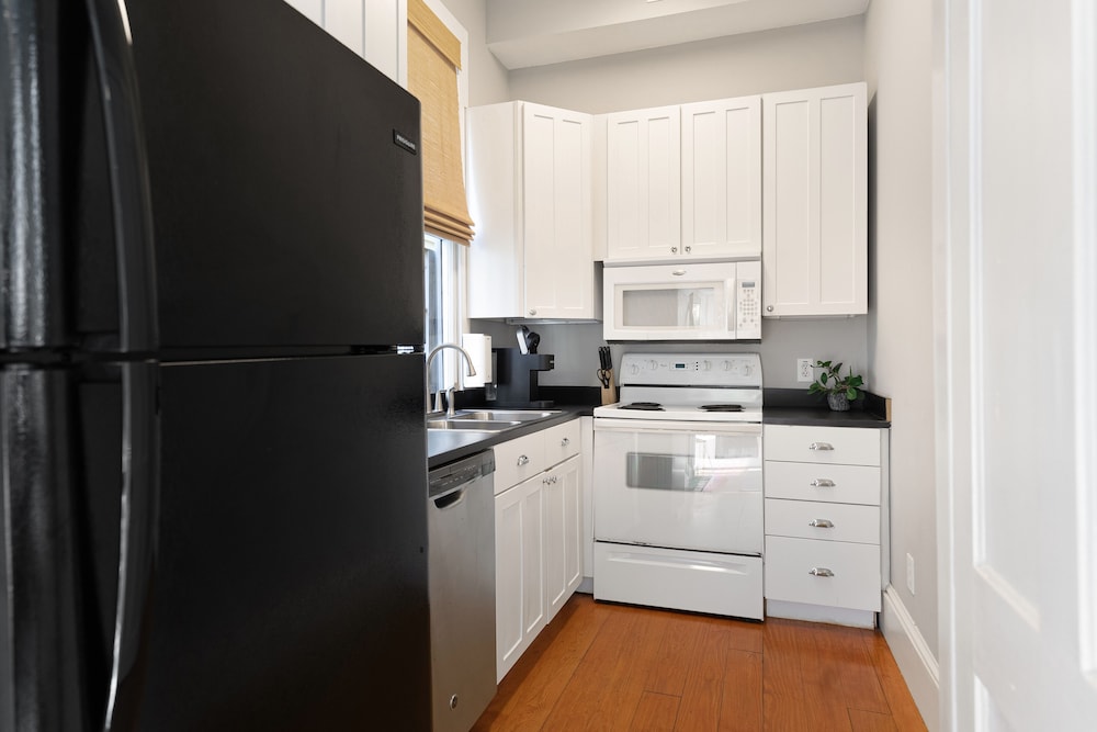Beautiful Renovated Apartment Near King Street view 4