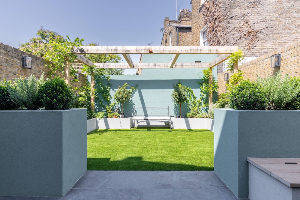 Crondace Road by Onefinestay