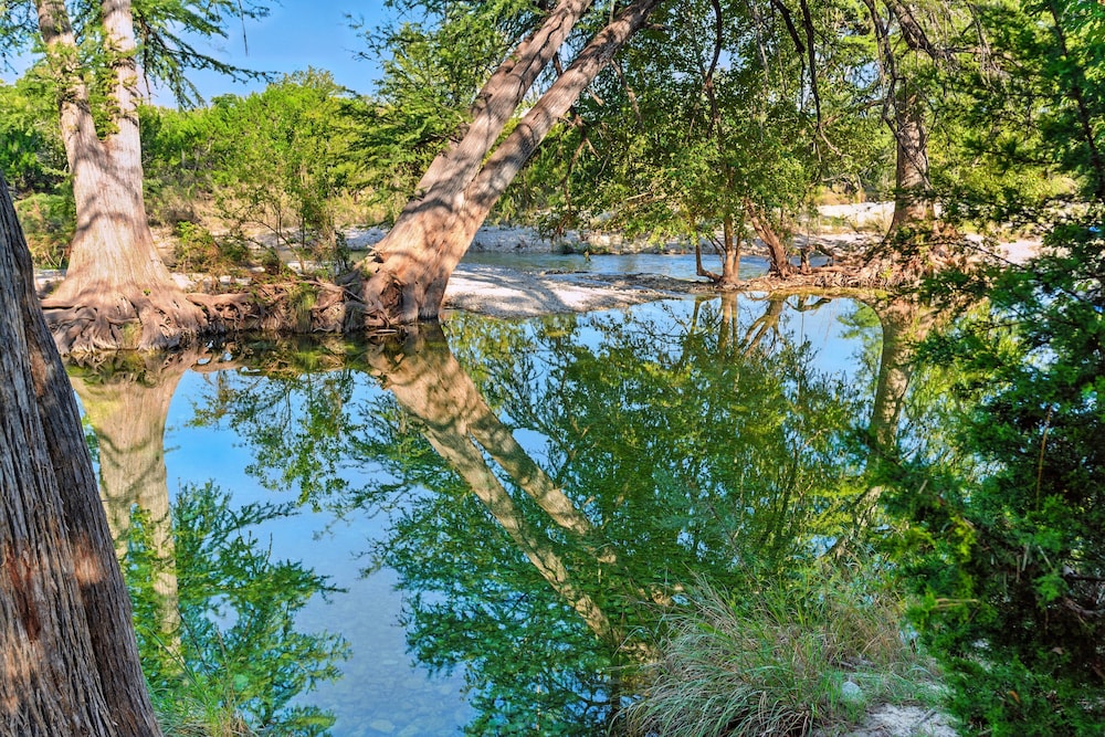 Frio Rivers Edge In The Heart Of Hill Country 3 Bedroom Cabin