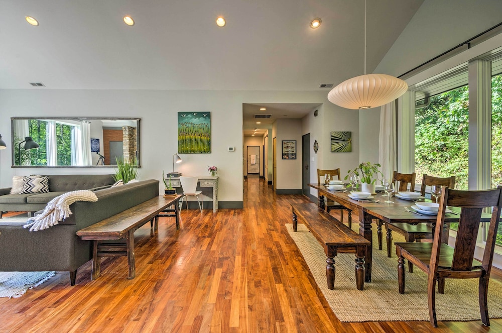 Luxury Lodge on 45 Acres: Patio, Deck & Views!