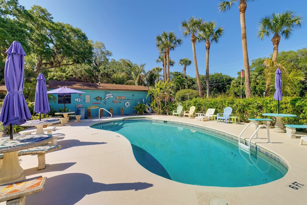 Boat, Fish & Swim: Lakefront Cabin in Okeechobee!