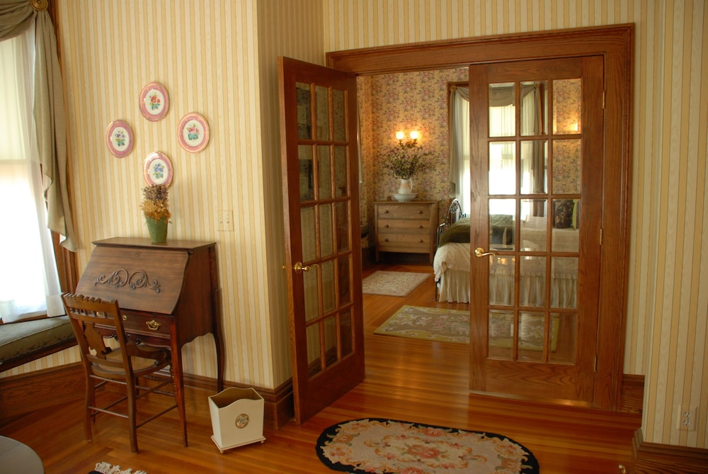 Circular Manor Bed and Breakfast